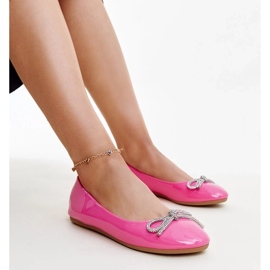Pink patent ballet lejligheder med en dekorativ sløjfe fra Totani lyserød