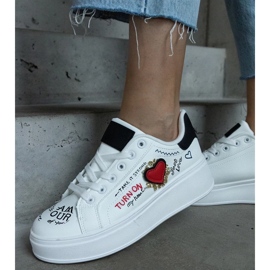 D/CEO Hvide sneakers dekoreret med et plaster og påskrifter på Etara-platformen
