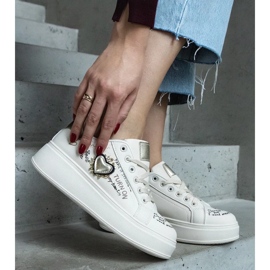 D/CEO Beige sneakers dekoreret med et plaster og påskrifter på Etara-platformen