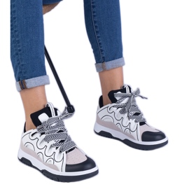 Sorte kvinders sneakers med dekorativ snøring