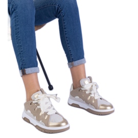 Beige kvindes sneakers med dekorativ snøring