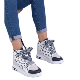 Hvide kvinders sneakers med tykke snørebånd