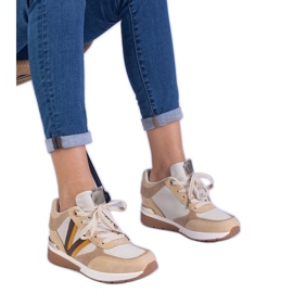 Brown Women's Sneakers på en skjult kile brun