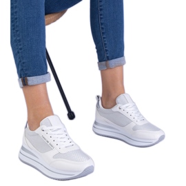 Kvinders hvide sneakers på platformen