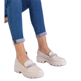Beige kvinders loafers dekoreret med zirkoner