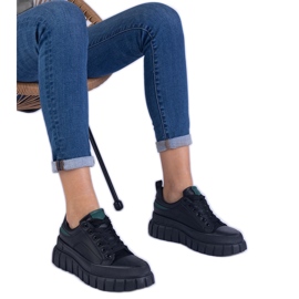 Sorte kvinders sneakers på en høj platform