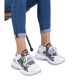 Kvinders hvide sneakers med farverig presning