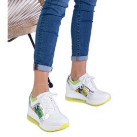 Hvide kvinders sports -sneakers med et farverigt tilbehør