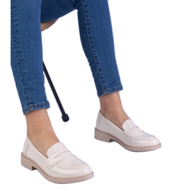 Kvinders beige sko, lakerede loafers