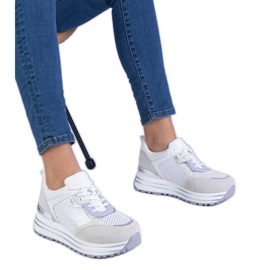 Hvide kvinders sneakers med en metallisk indsættelse