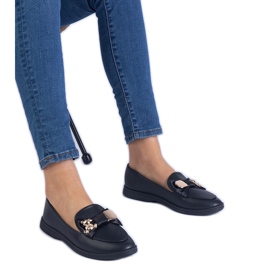 Sorte loafers dekoreret med en bue og en gylden bamse