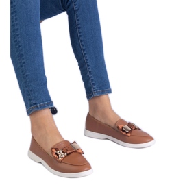Brune loafers dekoreret med en bue og en gylden bamse