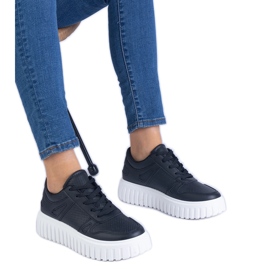 Sorte åbne sneakers på en massiv sål