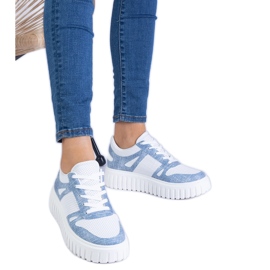 Blue Openwork sneakers på en massiv sål blå