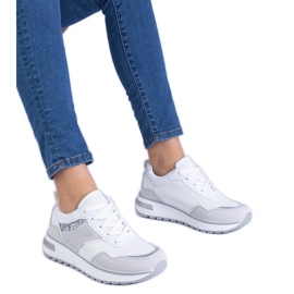 Hvide sneakers dekoreret med glitter og zirkoner