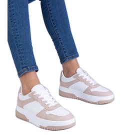 Brune sneakers på en tyk sål