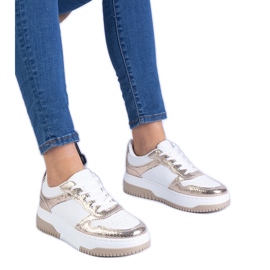 Gyldne sneakers på en tyk sål gylden