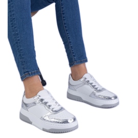 Sølv sneakers på en tyk sål