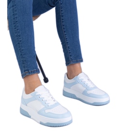 Blå sneakers på en tyk sål