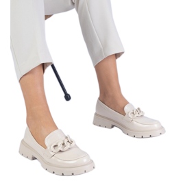 Beige lakerede loafers med en kæde