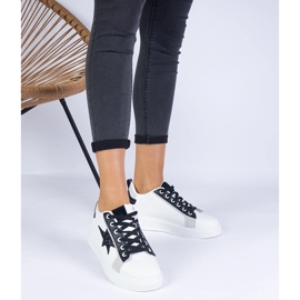 Hvide sneakers dekoreret med en glitterstjerne
