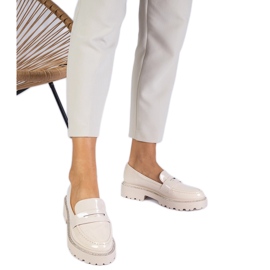 Beige lakerede loafers dekoreret med zirkoner