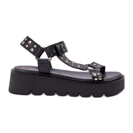 Dekorerede sandaler på den sorte platform