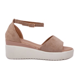 Lette sandaler på platformen og en delikat kile beige