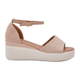 Lette sandaler på platformen og delikate lyse beige kiler