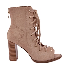 Sandaler på stolpen med den øverste og beige snøring