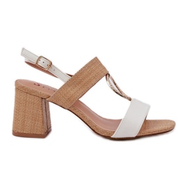 Hvide-beige sandaler i baren