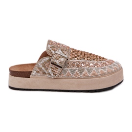 Dekoreret flip flops på den beige platform