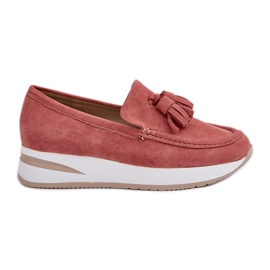Moccasins på en delikat øko -kile lyserød ruskind