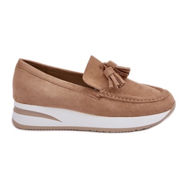 Moccasins på en delikat øko -kile, beige ruskind