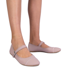Pink ballerinas med en mat finish fastgjort med en spænde lyserød