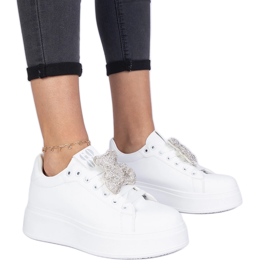 Hvide kvinders sneakers dekoreret med en beddy bjørn