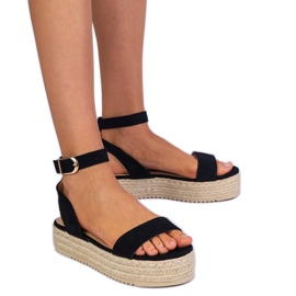 Sorte espadriller på platformen