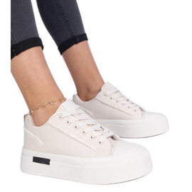Beige kvindemateriale sneakers på platformen
