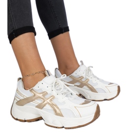 Beige kvindes sneakers på en massiv sål