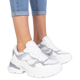 Kvinders hvide sneakers dekoreret med glitter