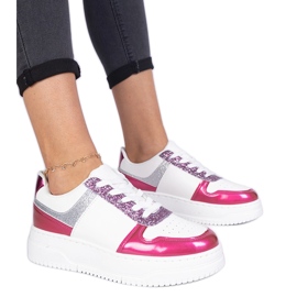 Lyserøde kvinders sneakers på en tyk sål