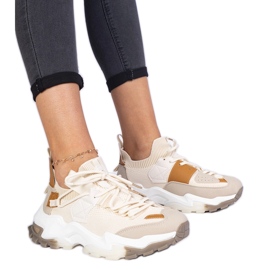 Beige kvindes sneakers med en sokkende øvre