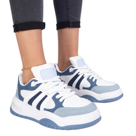 Blå kvindes sneakers med massiv snøring