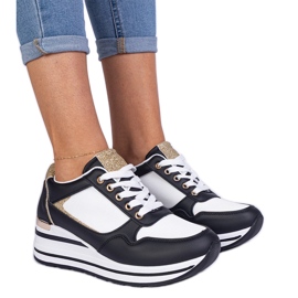 Sorte sneakers dekoreret med glitter og et metalindsats