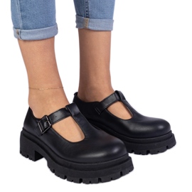 Sorte sko på Eco -Leather -platformen