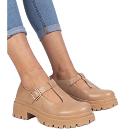 Brune sko på Eco -Leather -platformen