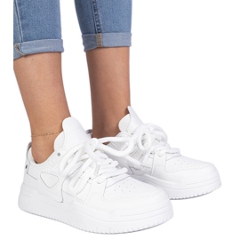 Hvide kvinders sneakers med tykke snørebånd