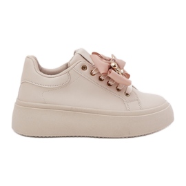 Kvinders sneakers med en bue og en broche med en beige bamse