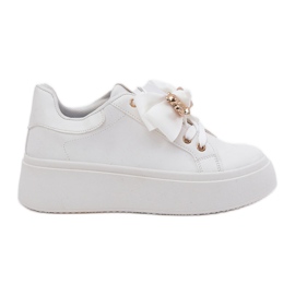 Kvinders sneakers med en bue og en broche med en hvid bamse
