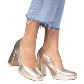 Golden Metallic Pumps på en massiv stolpe med en firkantet tå gylden